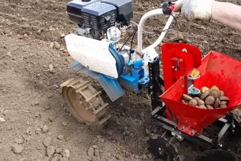 เทคโนโลยี správnej výsadby zemiakov pomocou pojazdného traktora